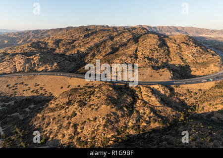 Vue aérienne de route 118 freeway Santa Susana passent près de pic rocheux, Simi Valley et la vallée de San Fernando de Los Angeles, Californie. Banque D'Images