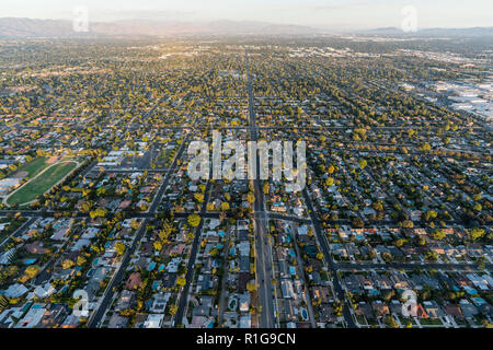 Vue aérienne de foyers et des rues le long de Lassen dans le quartier de Northridge, Los Angeles, Californie. Banque D'Images