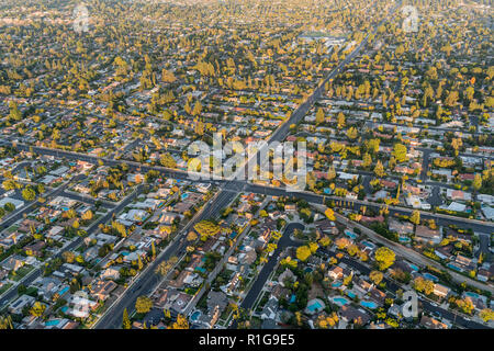 Vue aérienne de rues et de maisons près de Lassen et Corbin St Ave dans la région de la vallée de San Fernando de Los Angeles, Californie. Banque D'Images