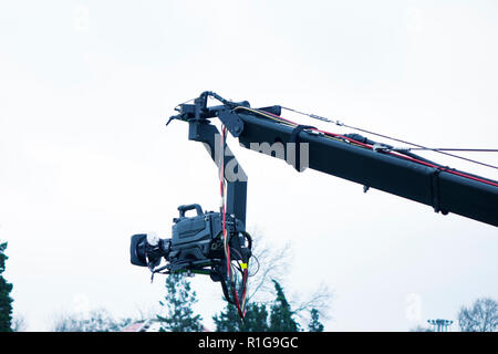 L'équipement de la technologie vidéo numérique tv caméra sur une grue isolé sur le fond de ciel nuageux avec un copy space Banque D'Images