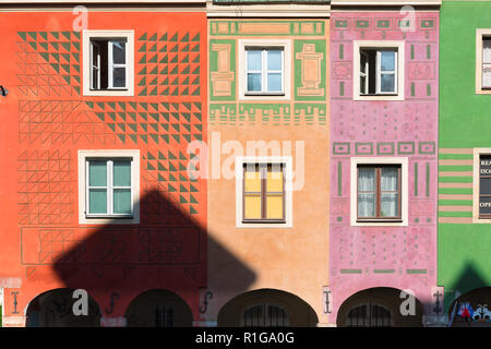 Pologne la couleur, vue sur les façades colorées de la cité médiévale de vendeurs de poisson dans les maisons de la place du marché, la vieille ville de Poznan, Pologne. Banque D'Images
