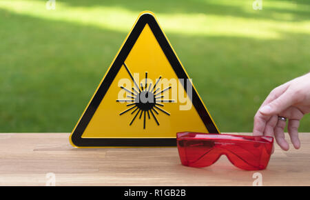 Signe de la sécurité laser et lunettes de sécurité Banque D'Images