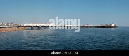 BRIGHTON, Angleterre - le 9 juillet 2018 : vue panoramique sur la jetée de Brighton à partir de l'ouest sur la plage de Brighton, Brighton, Royaume-Uni. Banque D'Images