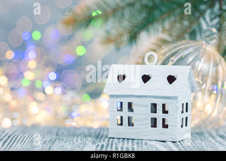 Vacances de noël décorations sur fond d'hiver de flou artistique avec des lumières et des sapins tree branch Banque D'Images