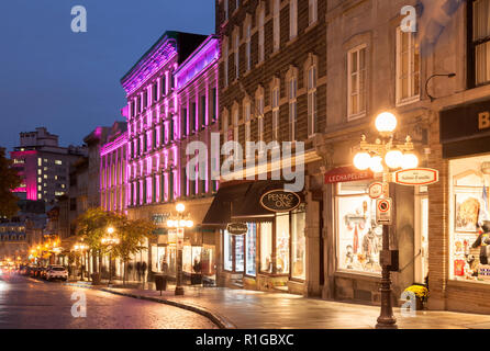 Bâtiments historiques le long de la côte de la fabrique à la tombée de la nuit dans la vieille ville de Québec, Québec, Canada. Banque D'Images