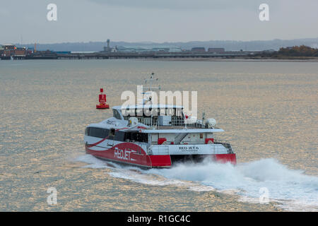 Jet 6 rouge des ferries red funnel haute vitesse service à l'île de Wight calshot spit et passant Château calshot Southampton sur l'eau. Île de Wight ferries Banque D'Images