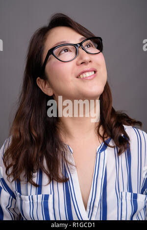 Portrait of mature Asian businesswoman wearing eyeglasses Banque D'Images