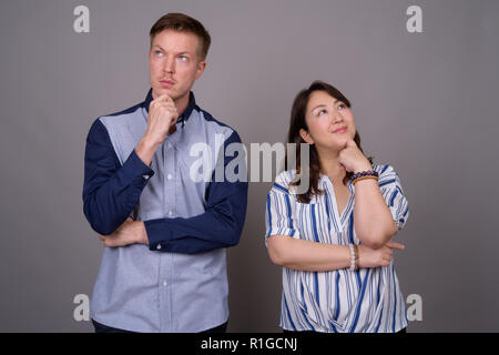 Portrait of multi ethnic couple divers penser Banque D'Images