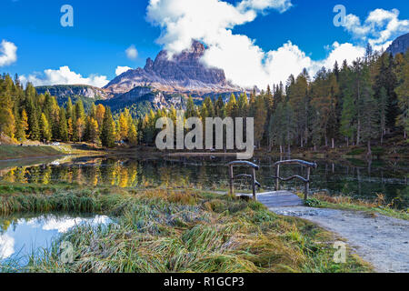 Matin d'automne au lac Antorno sous trois pics, Dolomites, le Tyrol du Sud Banque D'Images