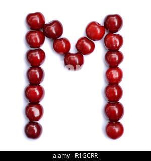 Lettre M faite avec cerises pour former une lettre de l'alphabet. Berry lettres sur un fond blanc. Banque D'Images