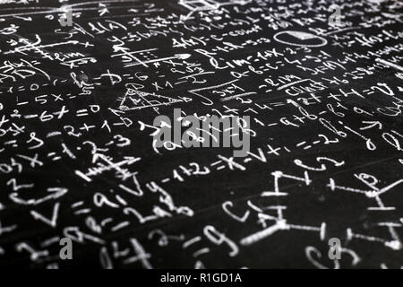 Tableau noir portant des formules et calculs scientifiques en physique ...