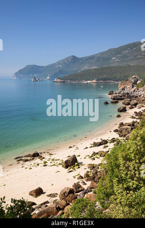 Vue sur la plage en été Galapos matin soleil, Portinho da Arrábida, Parque Natural da Arrábida, district de Setubal, région de Lisbonne, Portugal Banque D'Images