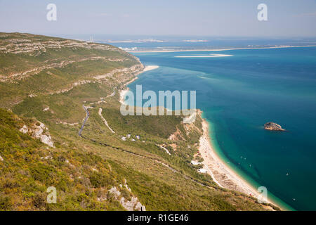 Vue sur Portinho da Arrábida avec Praia do Creiro et Galapos et Figueirinha beach Banque D'Images