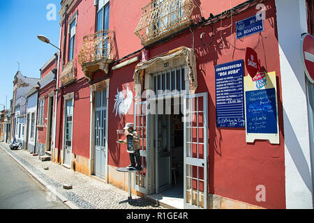 Façade d'un restaurant de la rue de Boavista, la ville de Faro, Algarve, Portugal Banque D'Images
