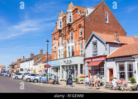 Suffolk Aldeburgh Leiston High street avec les gens parcourant de nombreux magasins et cafés Suffolk Aldeburgh England UK GO Europe Banque D'Images