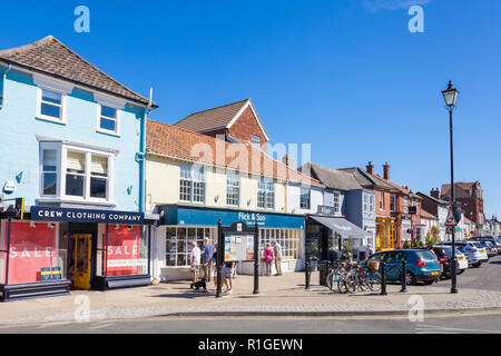 Suffolk Aldeburgh Leiston High street avec les gens parcourant de nombreux magasins et cafés Suffolk Aldeburgh England UK GO Europe Banque D'Images