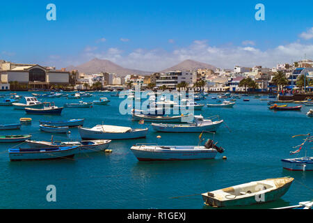 Les petits bateaux à l'ancre en Chargo de San Gines, Arrecife, Lanzarote, Las Palmas, Îles Canaries, Espagne Banque D'Images