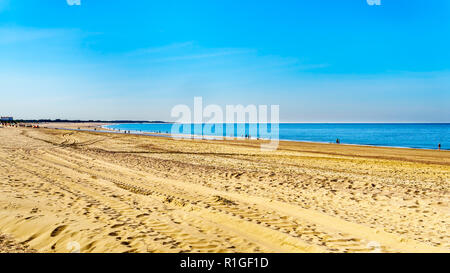 La large plage de sable fin et propre à Banjaardstrand le long de l'Oosterschelde située à l'île de Schouwen-Duiveland dans Zeeand Province, les Pays-Bas Banque D'Images