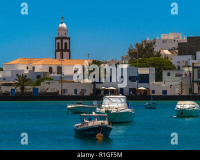 Les petits bateaux à l'ancre en Chargo de San Gines,Arrecife Lanzarote,,Las Palmas, Îles Canaries, Espagne Banque D'Images