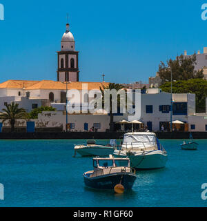 Les petits bateaux à l'ancre en Chargo de San Gines,Arrecife Lanzarote,,Las Palmas, Îles Canaries, Espagne Banque D'Images