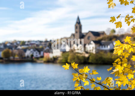 Village traditionnel allemand Sevenig comme arrière-plan flou derrière le feuillage d'automne, Bollendorf, maar volcanique de l'Eifel de l'Ouest, région de la Rhénanie, l'Allemagne, de l'Europe Banque D'Images