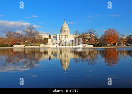Le côté ouest de la United States Capitol building et Ulysse s'accorder Memorial à Washington, DC, reflétée dans le miroir d'eau avec Noël tre