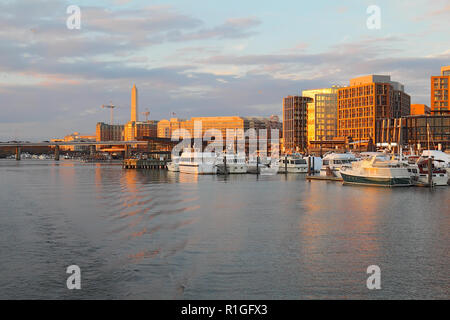 Le quai, les bateaux et les toits de bâtiments du secteur riverain nouvellement réaménagé au sud-ouest de Washington, DC, vu de la mer au coucher du soleil à l'automne Banque D'Images