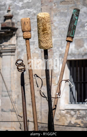 Collection d'outils utilisés dans le feu et le maintien de cannon au Castillo de San Marcos à St Augustine en Floride, y compris d'autosurveillance porte-fusible et plus propre Banque D'Images