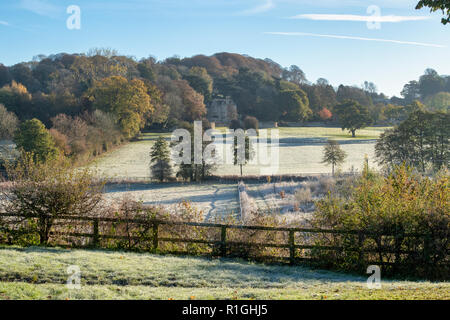 Automne gel à travers les terres agricoles en direction de Netherswell Manor , Stow on the Wold, Cotswolds, Gloucestershire, Angleterre Banque D'Images
