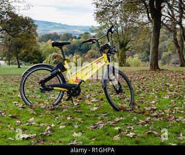 YoBike location vélo location de partage en stationnement sur l'herbe par le pont suspendu de Clifton Bristol UK Banque D'Images