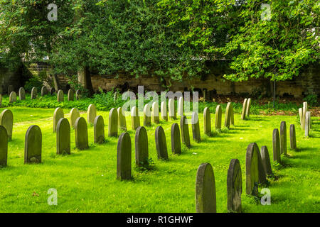 Les pierres tombales dans le cimetière Friends Meeting House off Skinnergate, Darlington, County Durham, Angleterre Banque D'Images