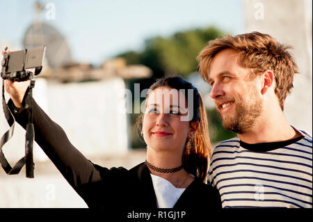 Un joli jeune couple prendre une caméra avec leurs selfies à Alberobello, une destination touristique populaire dans les Pouilles, Italie du sud. Banque D'Images