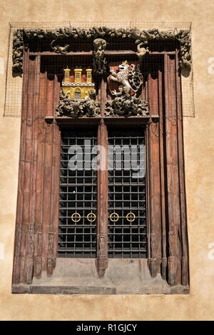 Armoiries de Prague et la République tchèque sur la belle fenêtre renaissance de l'ancienne Mairie, Place de la Vieille Ville, Prague, République tchèque, UNESCO World Banque D'Images