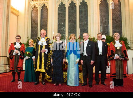 Premier ministre Theresa May (quatrième à partir de la gauche) et son mari Philip (troisième à partir de la droite) posent pour une photo avec Lord Maire de Londres Peter Estlin (troisième à gauche) et son épouse Lindy (quatrième à partir de la droite) à l'Éternel Banquet du maire au Guildhall de Londres. Banque D'Images