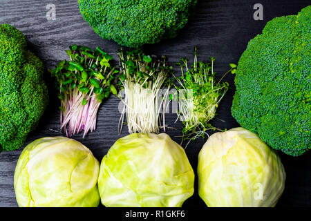 Les légumes verts, blanc chou, brocoli, choux verts isolé sur fond de bois Vue de dessus Banque D'Images