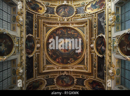 Peinture de plafond par le français Martin Fréminet peintre maniériste illustrant le thème de la rédemption de l'homme dans la chapelle de la trinité du Château de Fontainebleau (château de Fontainebleau) près de Paris, France. La chapelle a été décorée au 16ème siècle sous le roi Henry IV et Louis XIII. Banque D'Images