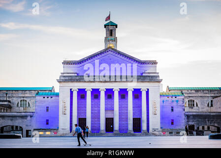 O2, le Guildhall Guildhall, l'aile est, avec façade à colonnade. Allumé à la tombée de la nuit.Southampton, Hampshire, Angleterre, Royaume-Uni, UK, Europe Banque D'Images