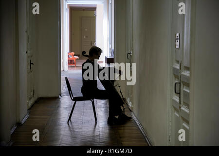 Un étudiant en répétition sur un violoncelle dans un couloir du Conservatoire d'État de Moscou à Moscou, Russie Banque D'Images