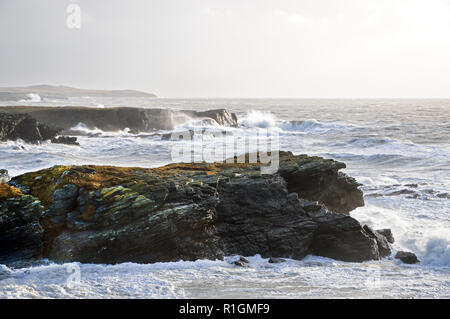 Porth-y-post est une petite crique sur la côte ouest de l'île sacrée, ici aux prises avec une tempête. Banque D'Images