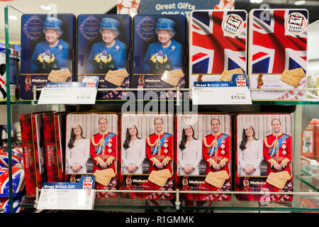 Boîtes de cookies avec motifs britannique. En Franchise. L''aéroport de Stansted. Witham, Essex. Angleterre, Royaume-Uni. Banque D'Images