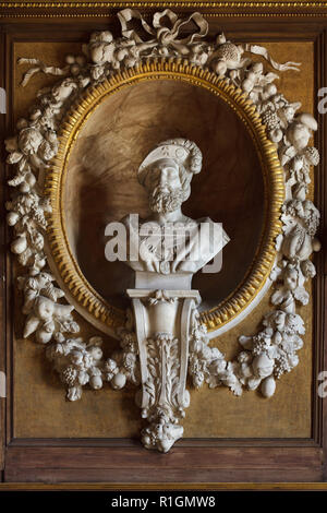 Buste en marbre du Roi François I de France par le sculpteur français Louis Valois (1835) dans la galerie de François Ier au Château de Fontainebleau (château de Fontainebleau) près de Paris, France. Banque D'Images