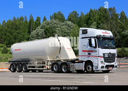 Salo, Finlande - juin 1, 2018 : Mercedes-Benz Actros 2651 blanc de tanker semi Tormanen.eu pour le transport en vrac est stationné sur l'arrêt de camion dans la cour de l'été. Banque D'Images