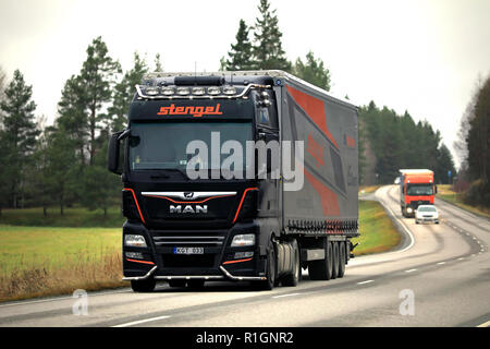 Salo, Finlande - le 9 novembre 2018 : l'homme sur mesure semi-remorque de camion transporte marchandises en LT Stengel route dans le sud de la Finlande au jour de l'automne. Banque D'Images