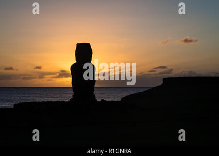 Moia silhouette dans l'île de Pâques pendant le coucher du soleil Banque D'Images