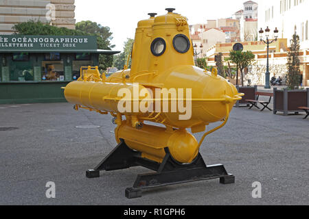 La ville de Monaco, Monaco - le 18 janvier 2012 : Sous-marin jaune de motomarines Anorep explorateur Jacques Cousteau au Musée Océanographique de Monaco, Monaco Banque D'Images