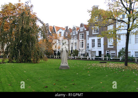 Le Begijnhof est l'une des plus anciennes hofjes à Amsterdam, Pays-Bas. Un groupe de bâtiments historiques, la plupart des habitations privées. Un hofje est un mot néerlandais pour une cour avec hospices autour d'elle. Banque D'Images