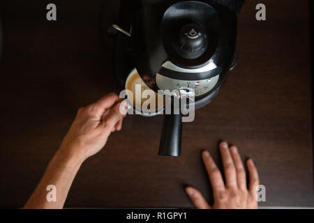 Photo d'une cafetière, les mains de man pouring coffee mug en Banque D'Images