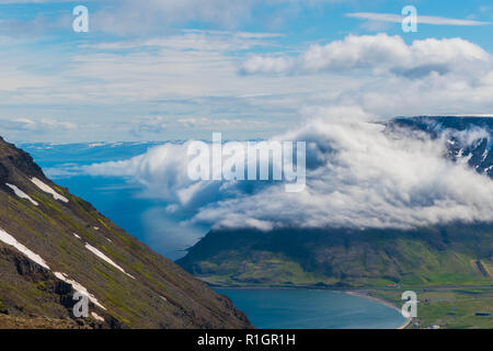 Le matériel roulant de nuages autour de la montagne en Islande, fjords de l'ouest. Banque D'Images