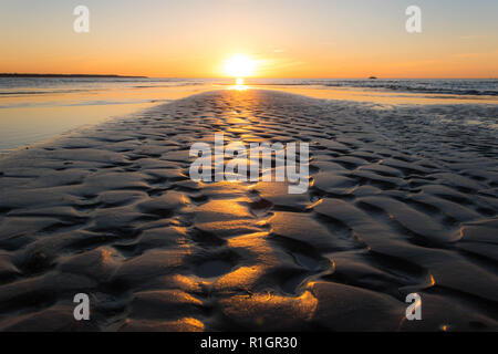 Modèle de sable au fond de la mer au cours de soir coucher du soleil et le faible niveau d'eau. Banque D'Images