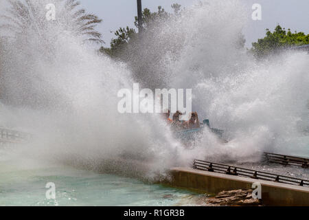 Les visiteurs des éclaboussures sur le toboggan ride à SeaWorld (Voyage vers Atlantis), San Diego, California, United States. Banque D'Images